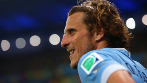 Diego Forl&aacute;n disputando un partido con Uruguay 