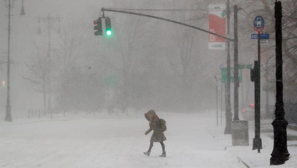 Una mujer camina por Brooklyn (Nueva York) durante la tormenta de nieve