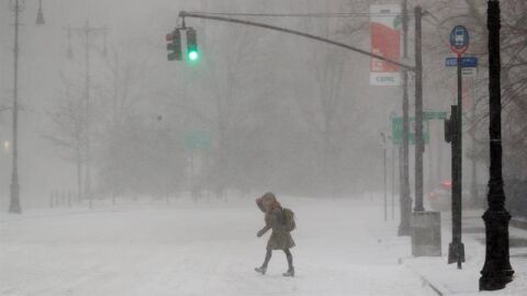Una mujer camina por Brooklyn (Nueva York) durante la tormenta de nieve