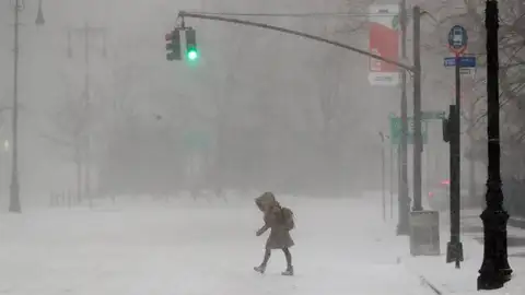 Una mujer camina por Brooklyn (Nueva York) durante la tormenta de nieve Una mujer camina por Brooklyn (Nueva York) durante la tormenta de nieve