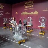 Operarios descargan e instalan los bombos que se utilizarán en el Sorteo Extraordinario del Niño