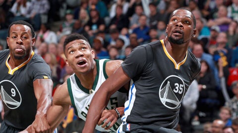 Antetokounmpo y Kevin Durant pelean un bal&oacute;n