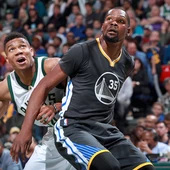 Antetokounmpo y Kevin Durant pelean un balón Antetokounmpo y Kevin Durant pelean un balón