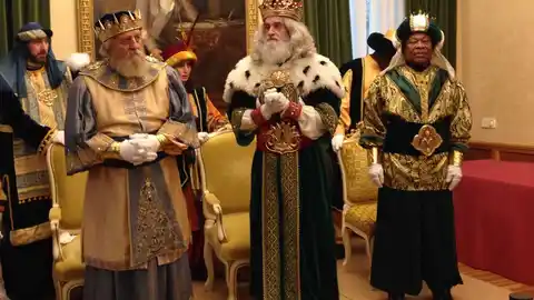 SSMM Los Reyes Magos en el salón de recepciones Ayuntamiento de Gijón