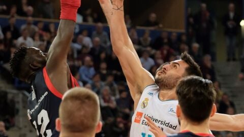 Campazzo intenta capturar el bal&oacute;n en el partido del Madrid