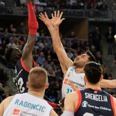 Campazzo intenta capturar el balón en el partido del Madrid Campazzo intenta capturar el balón en el partido del Madrid