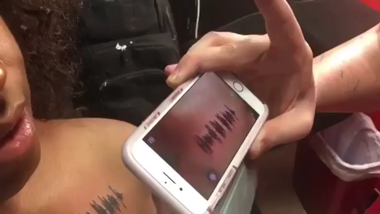 Una joven se tatúa el último mensaje de audio de su abuela para poder escucharlo siempre Una joven se tatúa el último mensaje de audio de su abuela para poder escucharlo siempre