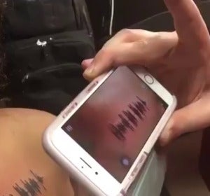 Una joven se tatúa el último mensaje de audio de su abuela para poder escucharlo siempre Una joven se tatúa el último mensaje de audio de su abuela para poder escucharlo siempre