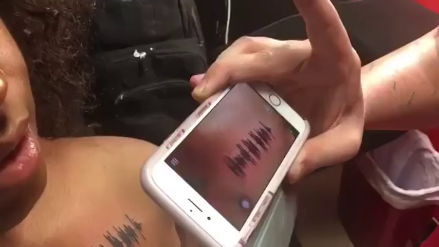 Una joven se tatúa el último mensaje de audio de su abuela para poder escucharlo siempre Una joven se tatúa el último mensaje de audio de su abuela para poder escucharlo siempre