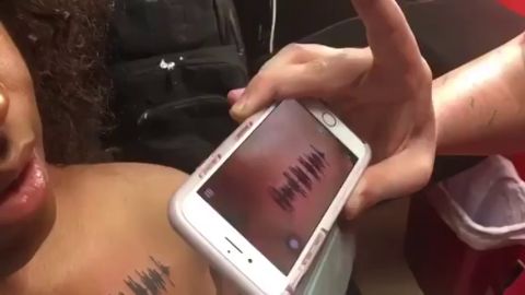 Una joven se tat&uacute;a el &uacute;ltimo mensaje de audio de su abuela para poder escucharlo siempre