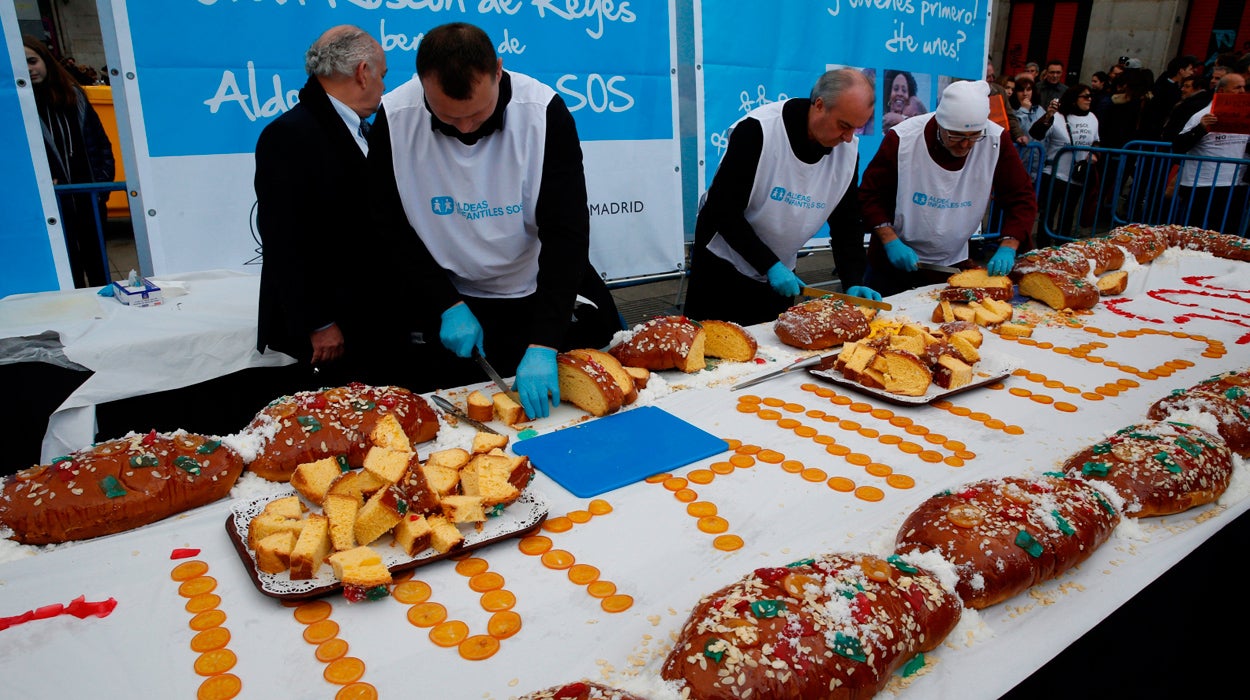 Aldeas Infantiles reparte 10.000 raciones de roscón de Reyes en la Puerta del Sol Aldeas Infantiles reparte 10.000 raciones de roscón de Reyes en la Puerta del Sol