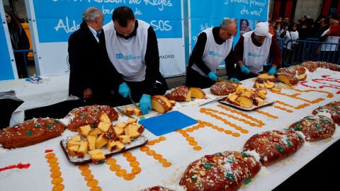 Aldeas infantiles repartiendo rosc&oacute;n de reyes