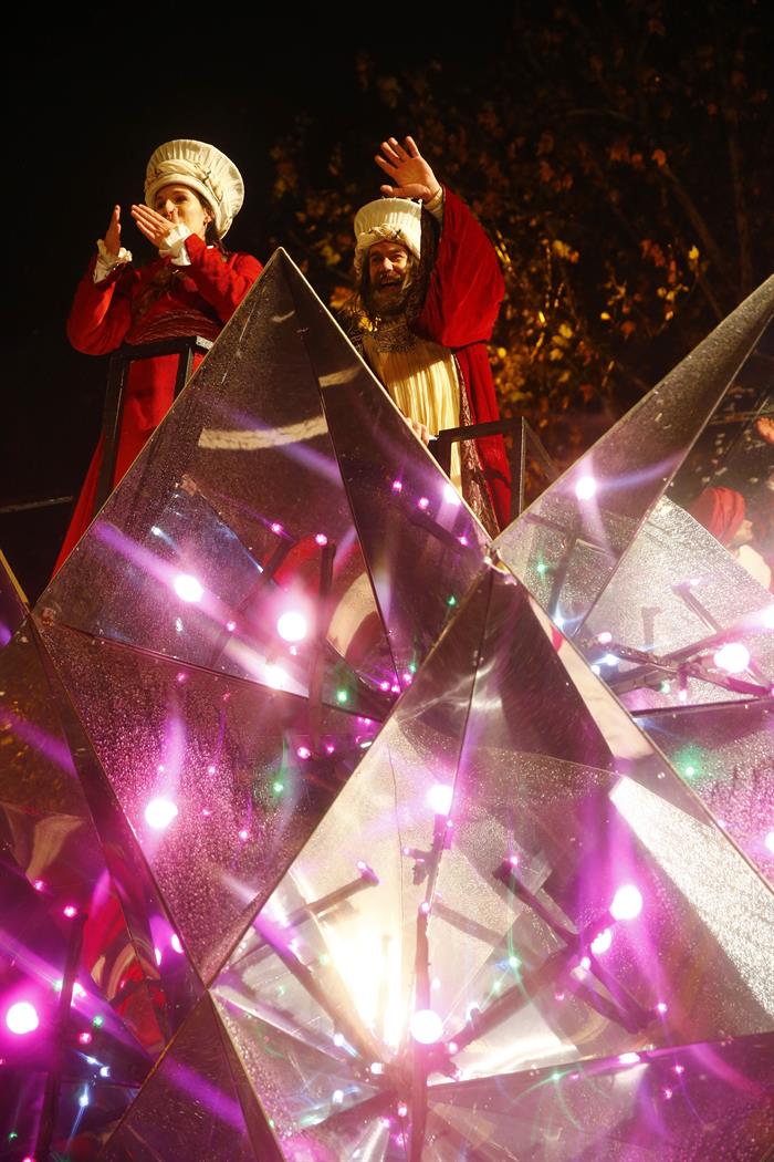 Los Reyes Magos desafían al temporal y llenan de magia las calles españolas con sus tradicionales cabalgatas Los Reyes Magos desafían al temporal y llenan de magia las calles españolas con sus tradicionales cabalgatas