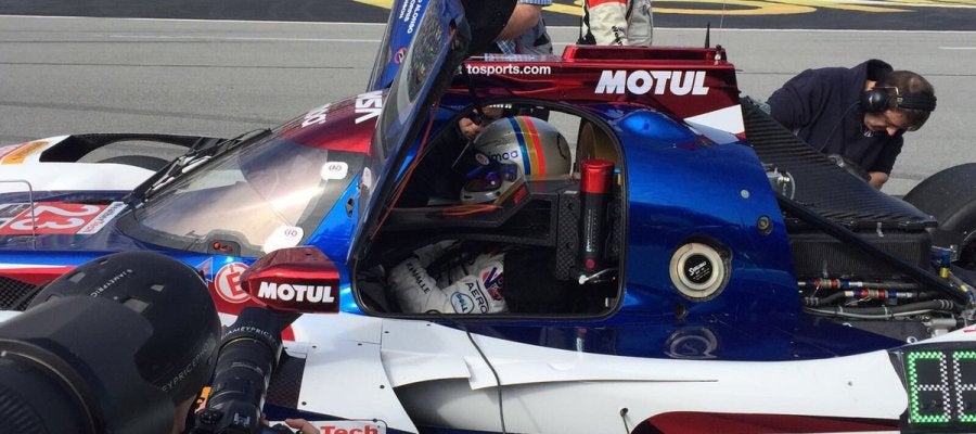 Fernando Alonso se sube a su Ligier LMP2 Fernando Alonso se sube a su Ligier LMP2