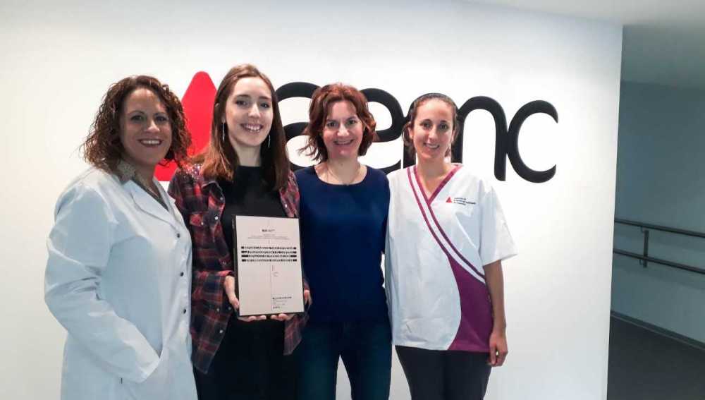 La estudiante Elisa Madroñero con el equiop de la Asociación de Esclerosis Múltiple de Castellón. 