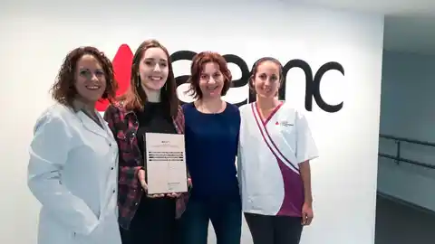 La estudiante Elisa Madroñero con el equiop de la Asociación de Esclerosis Múltiple de Castellón. SALUD