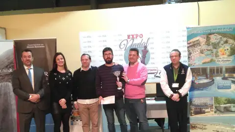 Los campeones del Open Exponadal junto a Esther Guilabert, directora de IFA; Jesús Pareja, concejal de Deportes; y Luis María Campos, director del torneo. IFA