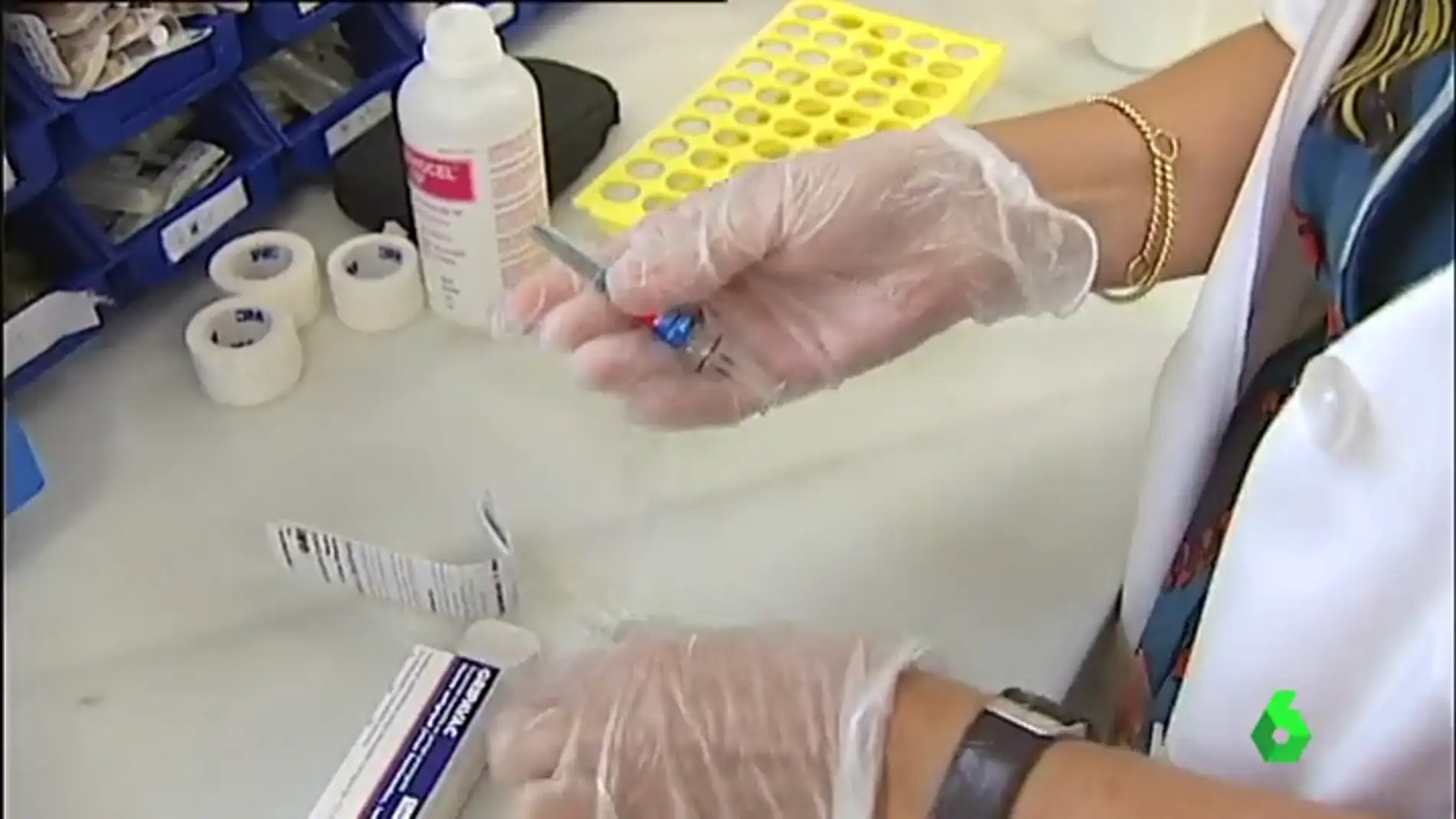 Una doctora prepara un antibiótico para la gripe 