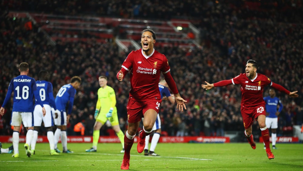 Van Dijk celebra su primer gol como jugador del Liverpool