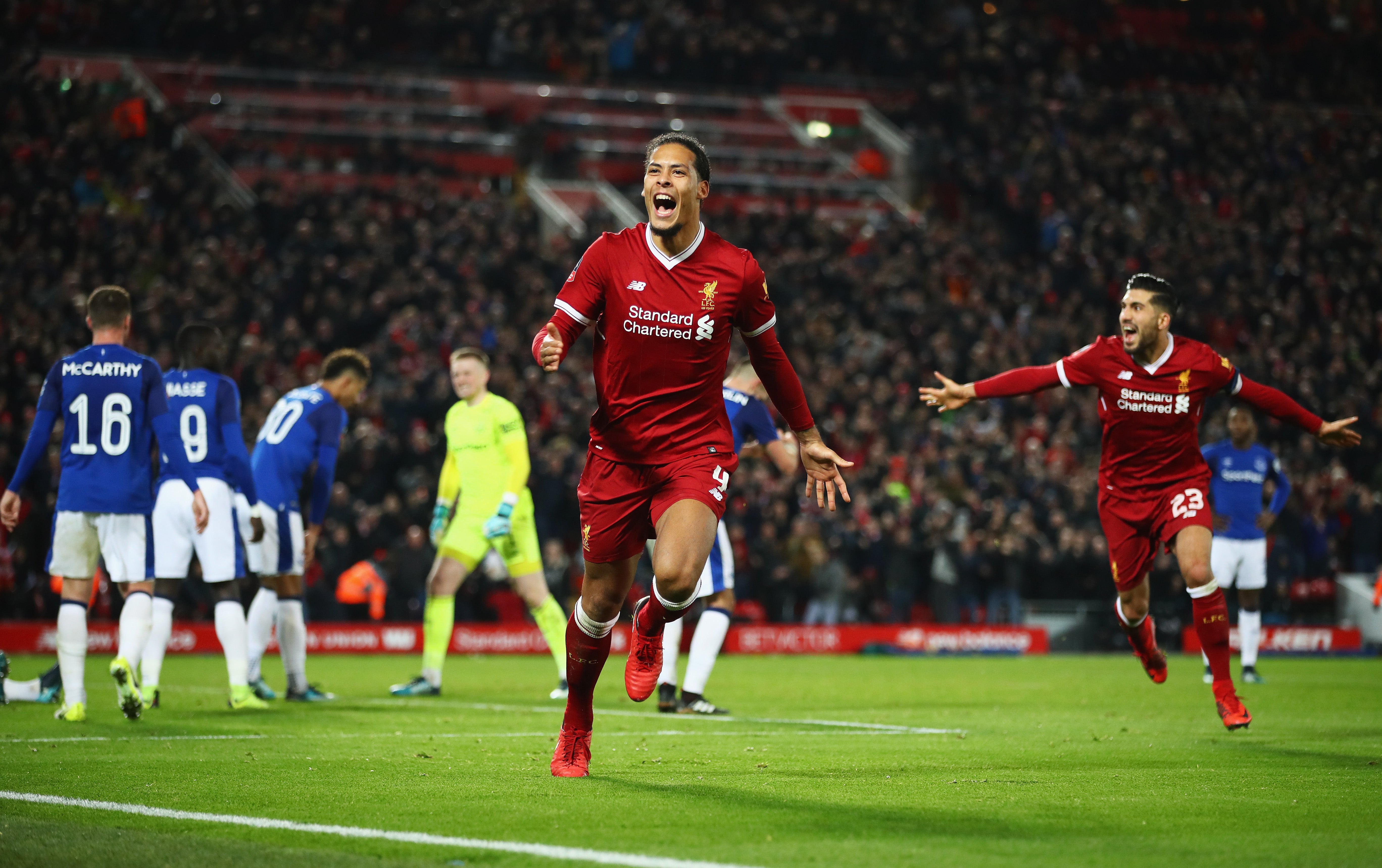 Van Dijk decide en el derbi entre Liverpool y Everton; el United gana al Derby County y pasa de ronda Van Dijk decide en el derbi entre Liverpool y Everton; el United gana al Derby County y pasa de ronda