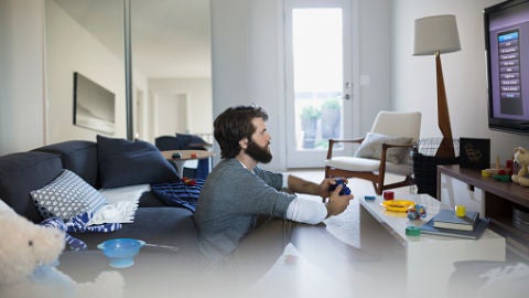 Un hombre jugando a un videojuego