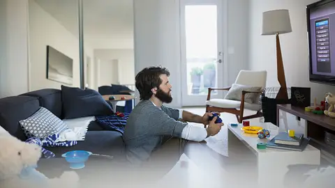 Un hombre jugando a un videojuego Un hombre jugando a un videojuego