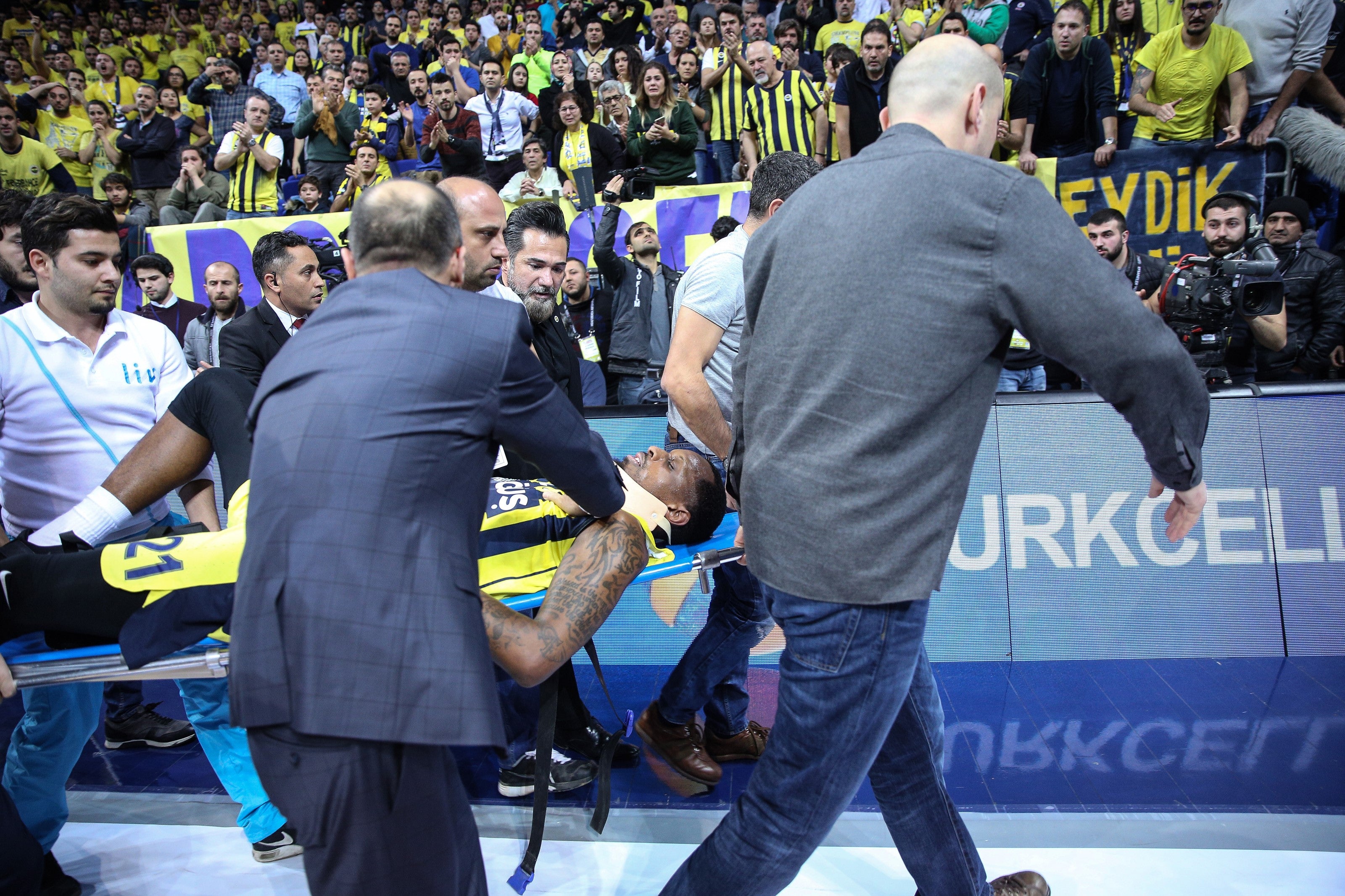 Espeluznante caída de Nunnally en el Fenerbahçe-Baskonia que ha conmocionado al baloncesto Espeluznante caída de Nunnally en el Fenerbahçe-Baskonia que ha conmocionado al baloncesto