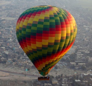 Imagen de un globo aeroestático sobrevolando la ciudad Imagen de un globo aeroestático sobrevolando la ciudad