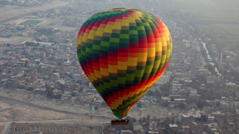 Imagen de un globo aeroest&aacute;tico sobrevolando la ciudad