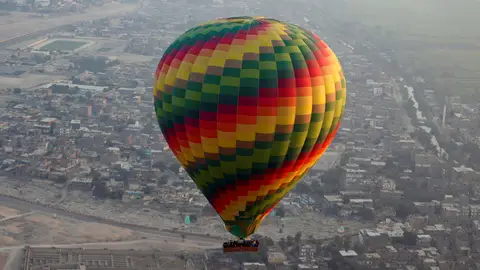 Imagen de un globo aeroestático sobrevolando la ciudad Imagen de un globo aeroestático sobrevolando la ciudad