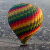 Imagen de un globo aeroestático sobrevolando la ciudad