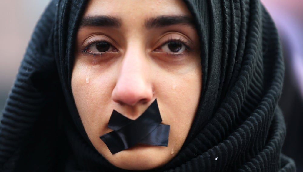 Una estudiante turca durante una protesta