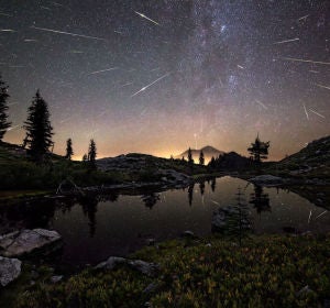 Imagen de larga exposición tomada durante el máximo de las Perseidas Imagen de larga exposición tomada durante el máximo de las Perseidas
