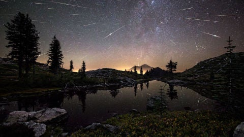 Imagen de larga exposici&oacute;n tomada durante el m&aacute;ximo de las Perseidas
