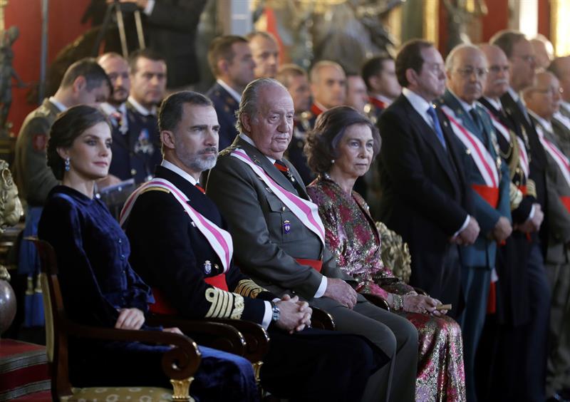 Felipe VI, a su padre: "Gracias por tantos años de servicio leal a España" Felipe VI, a su padre: "Gracias por tantos años de servicio leal a España"