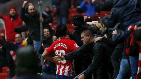 Diego Costa celebra su gol con los aficionados atl&eacute;ticos en la grada