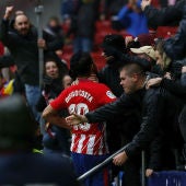 Diego Costa celebra su gol con los aficionados atléticos en la grada