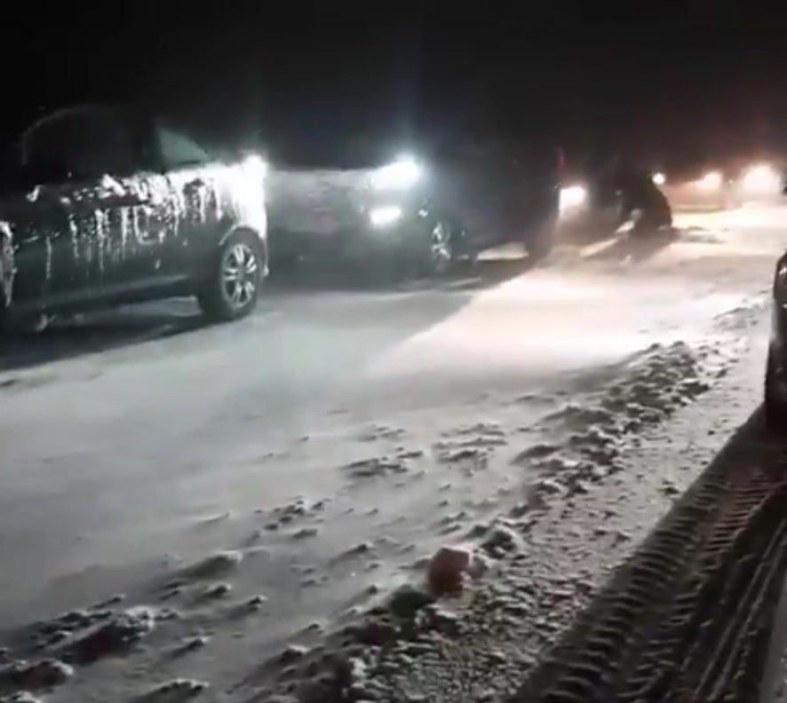 La nieve complica la situación en la carretera, con la obligación de usar cadenas incluso en grandes autovías nacionales La nieve complica la situación en la carretera, con la obligación de usar cadenas incluso en grandes autovías nacionales