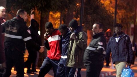M&aacute;s de 300 inmigrantes intentan saltar la valla de Melilla y 209 lo logran