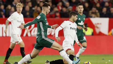 Fabi&aacute;n Ruiz lucha con Banega para hacerse con el bal&oacute;n.