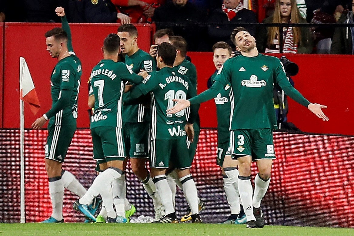 El Betis gana al Sevilla en un derbi de locos en el Sánchez Pizjuán El Betis gana al Sevilla en un derbi de locos en el Sánchez Pizjuán