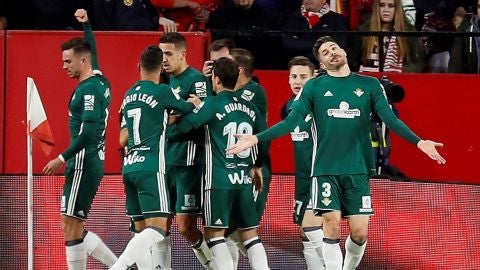 Los jugadores del Betis celebran el gol en el Pizju&aacute;n