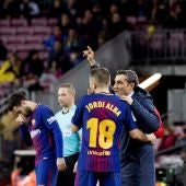 Valverde, dando indicaciones a Jordi Alba durante el partido