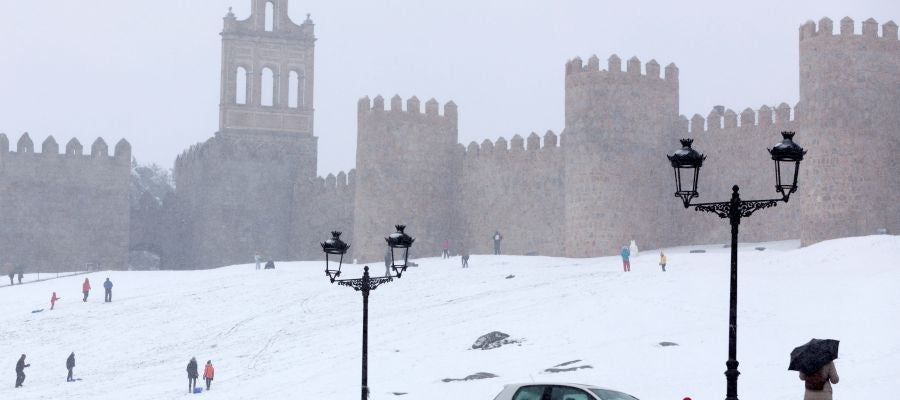 Vista de las murallas de Ávila cubiertas de nieve con la nevada de ayer. Vista de las murallas de Ávila cubiertas de nieve con la nevada de ayer.
