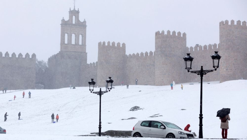 Vista de las murallas de Ávila cubiertas de nieve con la nevada de ayer.