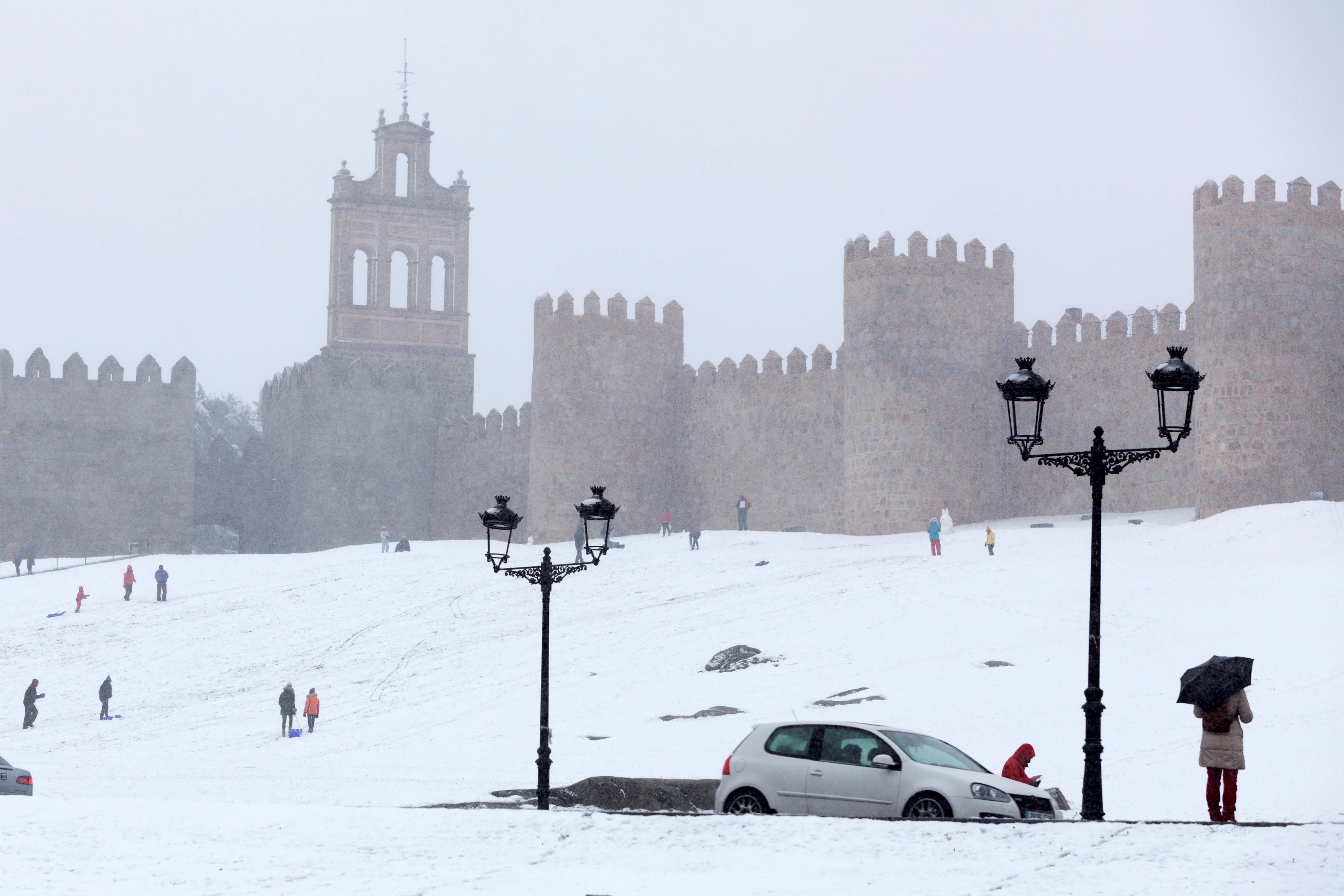 Cierran los polideportivos de Ávila tras hundirse dos techos por la nieve Cierran los polideportivos de Ávila tras hundirse dos techos por la nieve