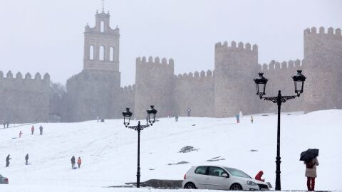 Vista de las murallas de &Aacute;vila cubiertas de nieve con la nevada de ayer.