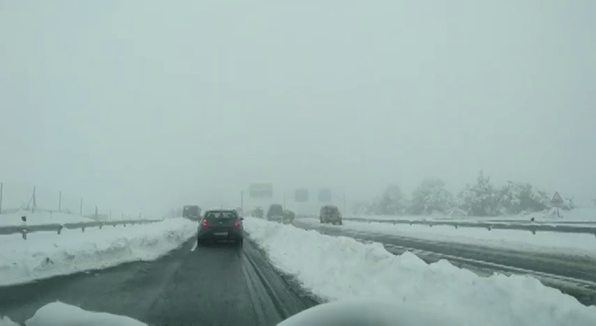 Cortan la AP-6 y AP-61 en Segovia al volcar camión de mercancías peligrosas Cortan la AP-6 y AP-61 en Segovia al volcar camión de mercancías peligrosas