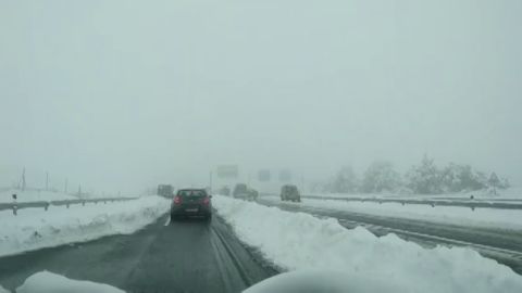 Temporal.- M&aacute;s de 240 efectivos de la UME trabajan para rescatar a los veh&iacute;culos atrapados en la nieve en la AP-6