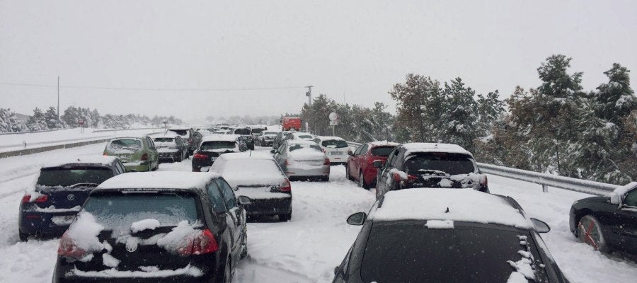 Coches atrapados en la AP-6 por la nieve Coches atrapados en la AP-6 por la nieve